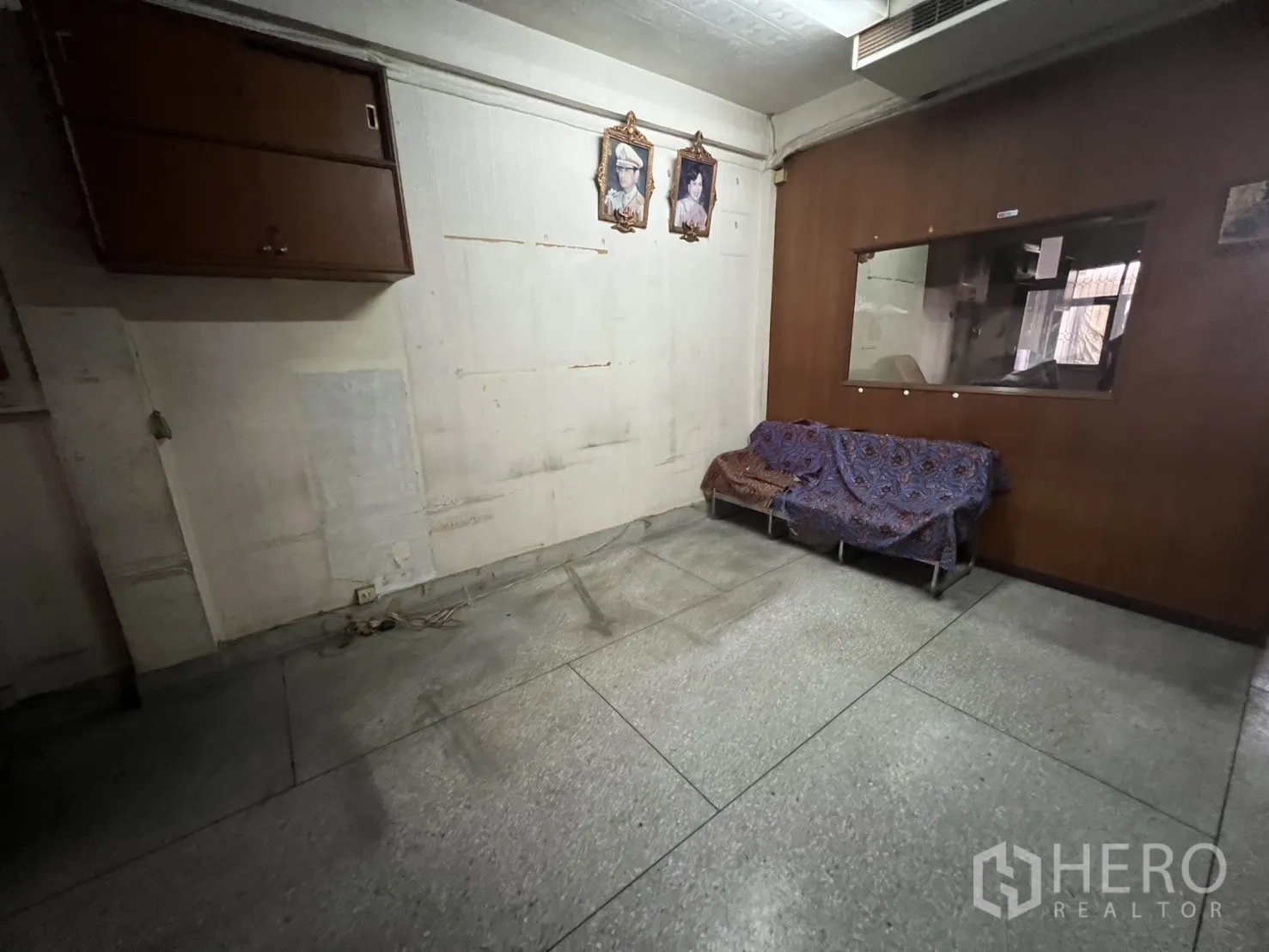 店屋 出租在Khlong Toei, Bangkok - 带木质特色墙的房间，壁柜与盖布沙发。