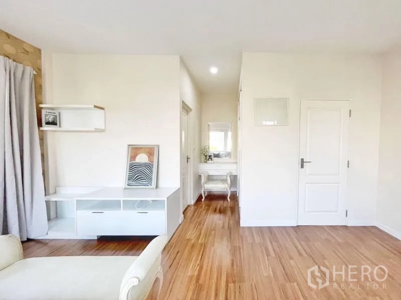 Detached House for rent in Prawet, Bangkok - Master suite corridor with built-in TV console and dressing vanity.