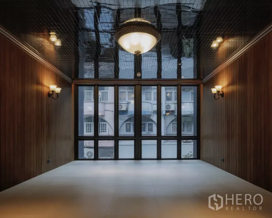 办公空间 出租在Bang Rak, Bangkok - 空置工作室，黑色亮面天花与整面窗墙
