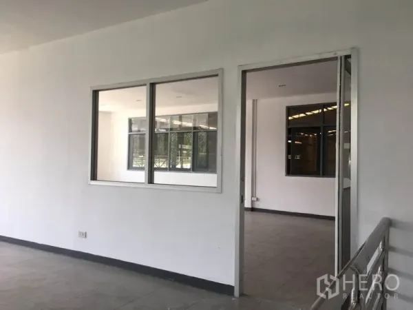 货栈 出租在Prawet, Bangkok - 明亮的楼上办公室，设大窗可俯视仓库