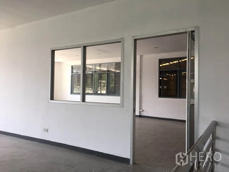 货栈 出租在Prawet, Bangkok - 明亮的楼上办公室，设大窗可俯视仓库