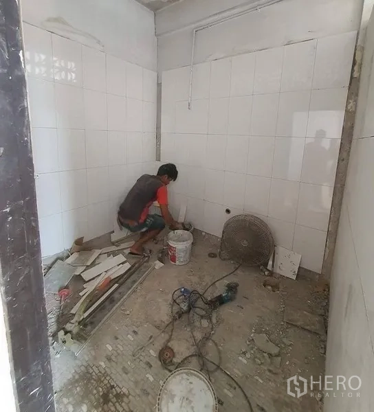 店屋 出租在Bangkok - 小型瓷砖房间在翻新，白色墙砖与未完成的水泥地面
