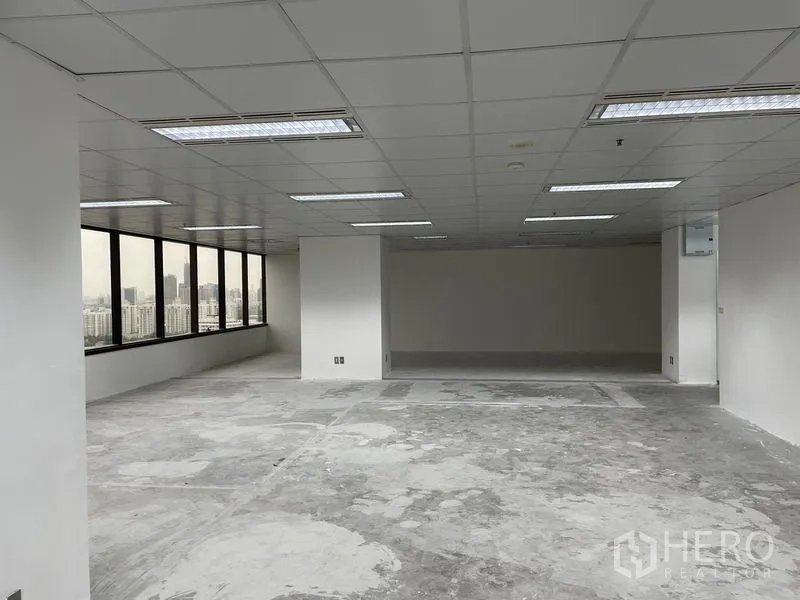 Office Space for rent in Din Daeng, Bangkok - Deep floor plate office with structural column and window line facing the city.
