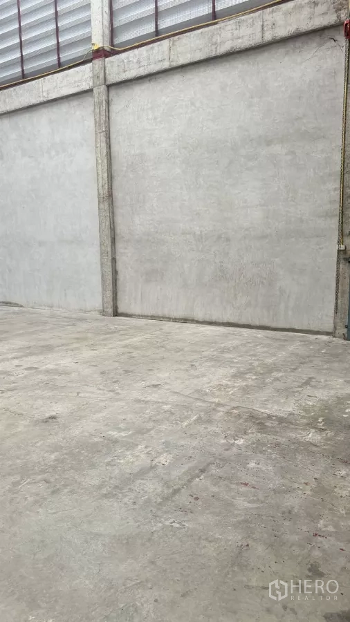 货栈 出租在Min Buri, Bangkok - 加固混凝土地坪与墙体通风百叶，适合重载存储。