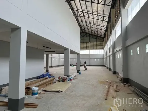 工厂 出售在Khlong Luang, Pathum Thani - 宽敞生产区，柱网与长窗，地面放置装修材料。