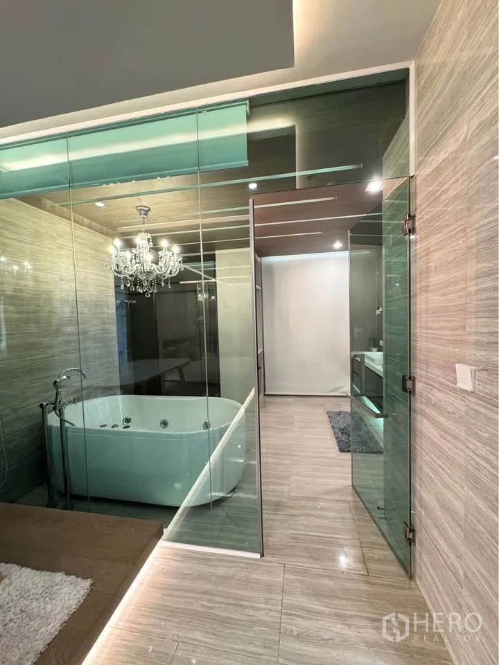 Condominium for rent or sale in Khlong Toei, Bangkok - Glass-enclosed bathroom with soaking tub adjoining the bedroom.