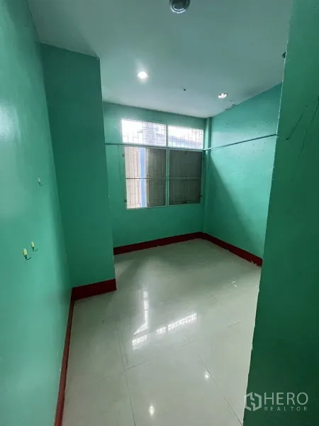 店屋 for rent in Khlong Toei, Bangkok - 小型绿色墙面房间，设窗户与亮面地砖。