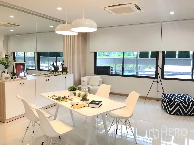 Shophouse for rent in Lat Phrao, Bangkok - Sunlit office floor featuring large windows with roller blinds, seating corner and views of greenery.