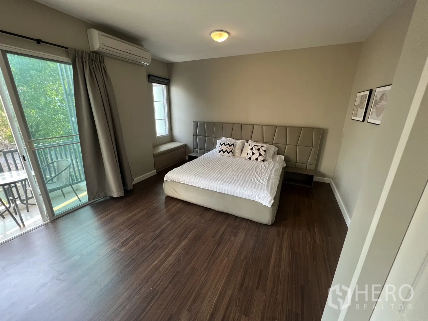 联排别墅 for rent in Suan Luang, Bangkok - 主卧配大床与通往小阳台的推拉门。