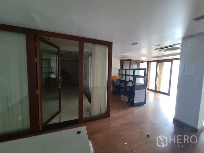 Office Space for rent in Bang Rak, Bangkok - Open-plan workspace with glass partitions and natural light.