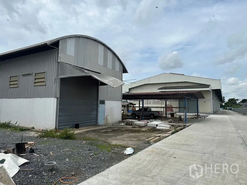 Factory for rent in Lam Luk Ka, Pathum Thani - Secondary warehouse and covered carport next to the main factory building.