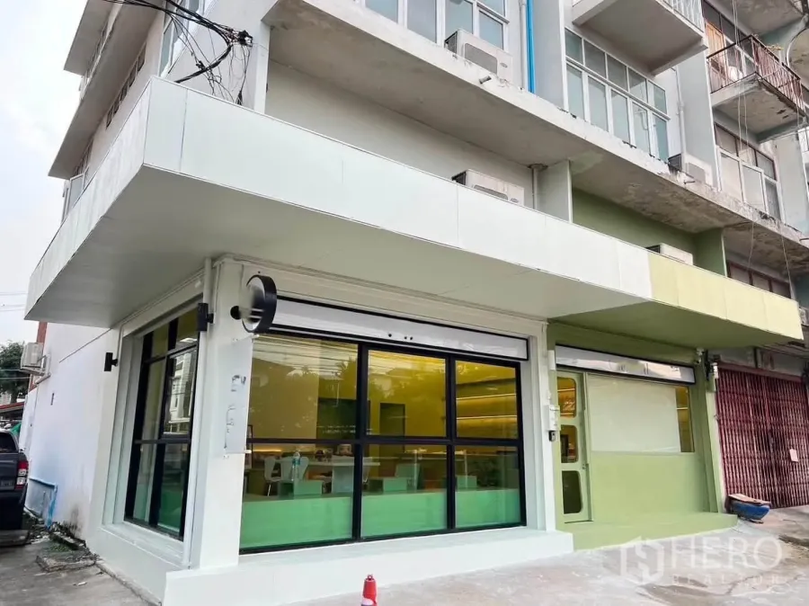 店屋 for rent in Phra Khanong, Bangkok - 店屋外部转角立面，宽阔玻璃门面与遮檐。