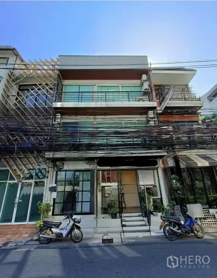 อาคารพาณิชย์ ขายในBang Rak, Bangkok - มุมมองด้านหน้าของอาคารพาณิชย์ กระจกหน้ากว้างและระเบียงดีไซน์โมเดิร์น