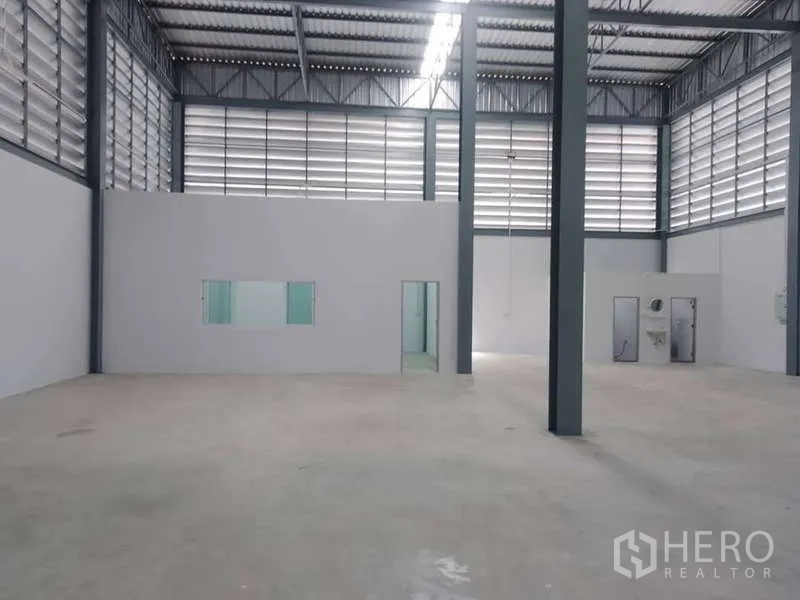 Warehouse for rent in Khlong Toei, Bangkok - Open-plan warehouse with high ceiling, steel columns and internal office partition.