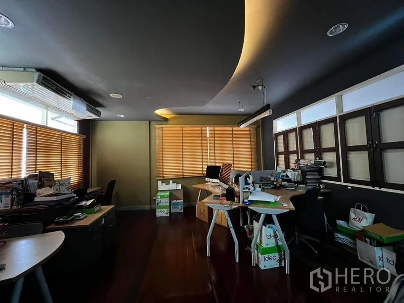 Townhouse for rent - Spacious workspace with cove-lit ceiling, window blinds and multiple desks.