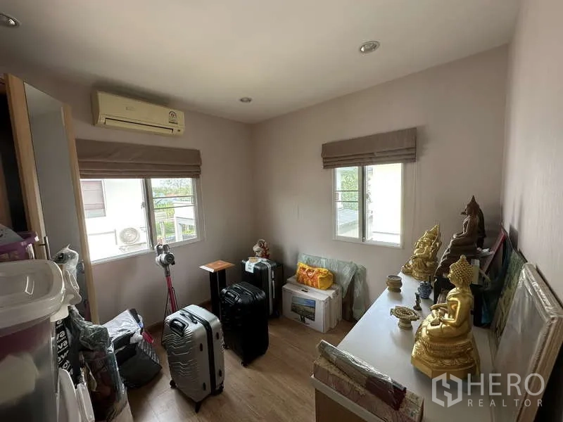 独立式住宅 出售在Sai Mai, Bangkok - 小卧室/多功能房，双窗与空调。