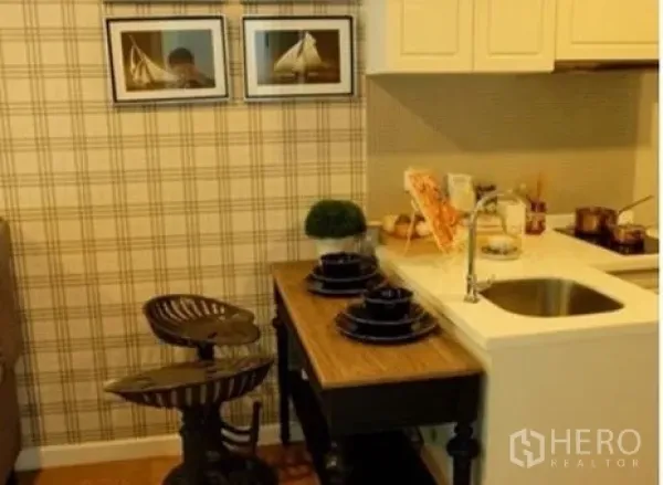 Condominium for rent in Khlong Toei, Bangkok - Kitchen corner with plaid feature wall, breakfast bar and stools, and an under-mount sink.