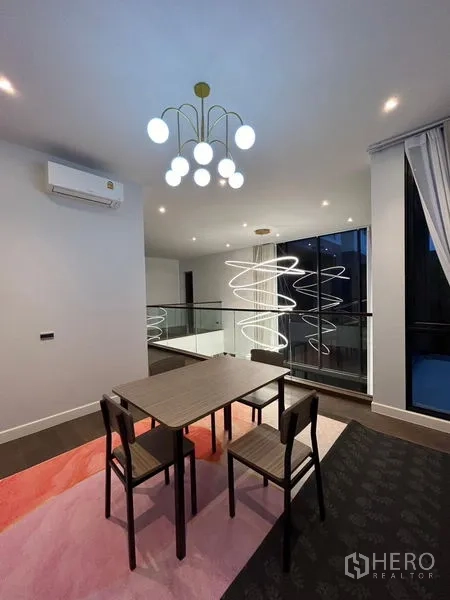 Detached House for rent in Bang Kapi, Bangkok - Mezzanine study area with small table beside feature chandelier
