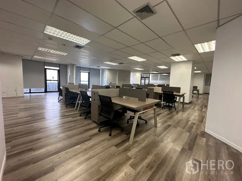 Office Space for rent or sale in Din Daeng, Bangkok - Spacious open-plan workspace with multiple desks, task chairs and large windows.