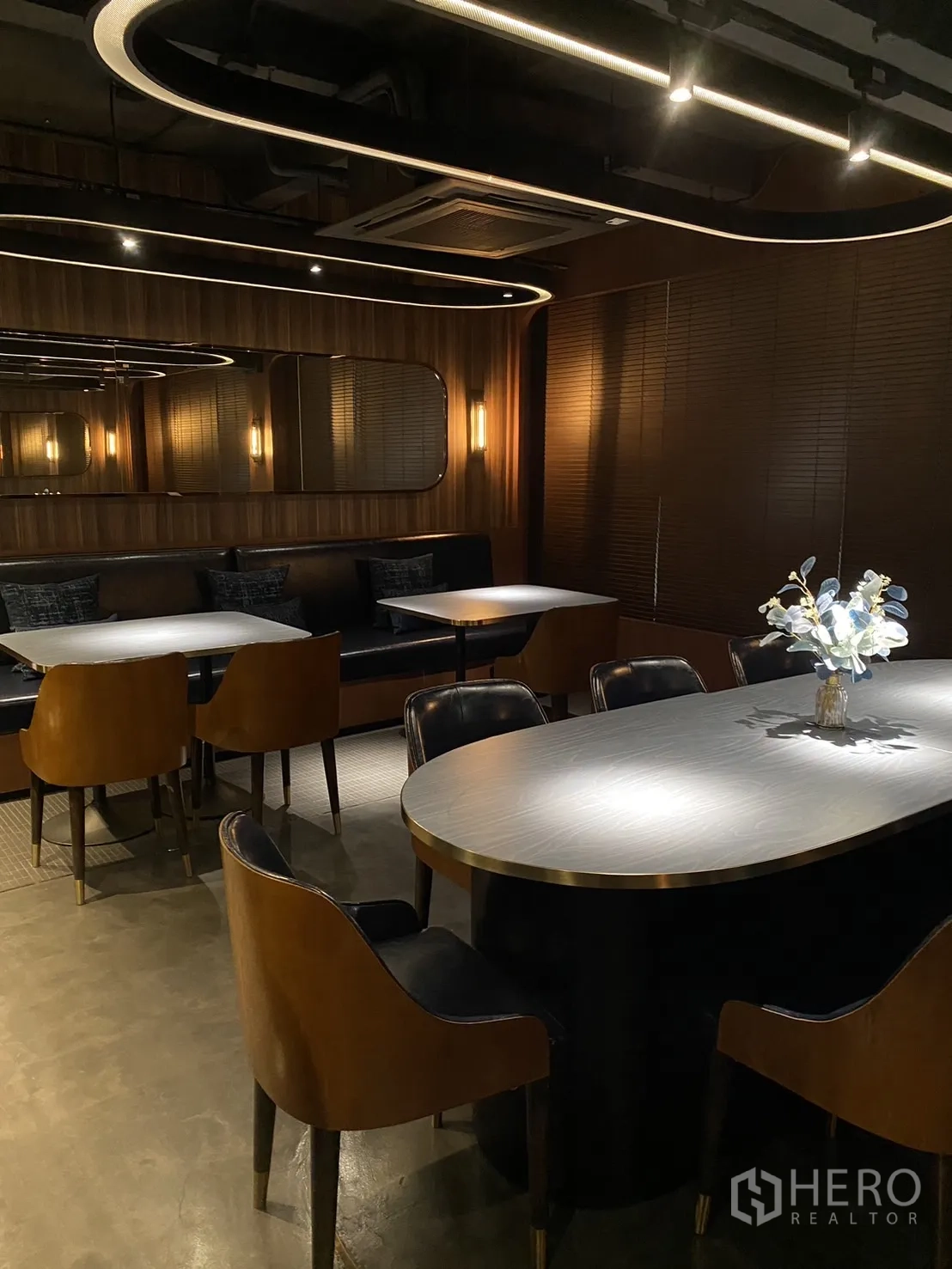 店屋 出租在Watthana, Bangkok - 餐区，卡座、椭圆餐桌与暖木质饰面