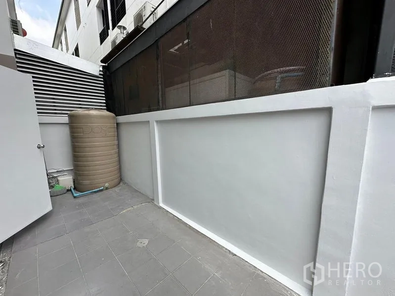 联排别墅 出租在Khlong Toei, Bangkok - 私家庭院式杂物区，设有蓄水罐与地砖。