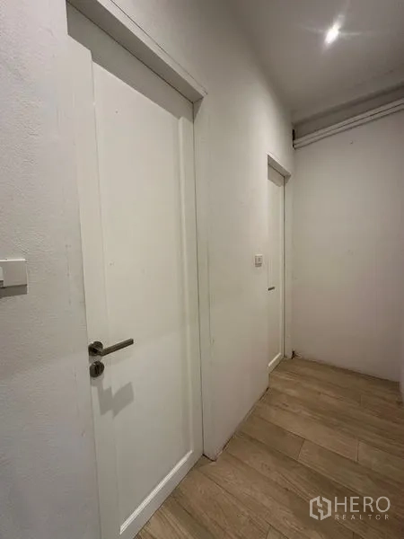 Home Office for rent in Phra Khanong, Bangkok - Compact bathroom with sink, toilet and a high ventilation window.