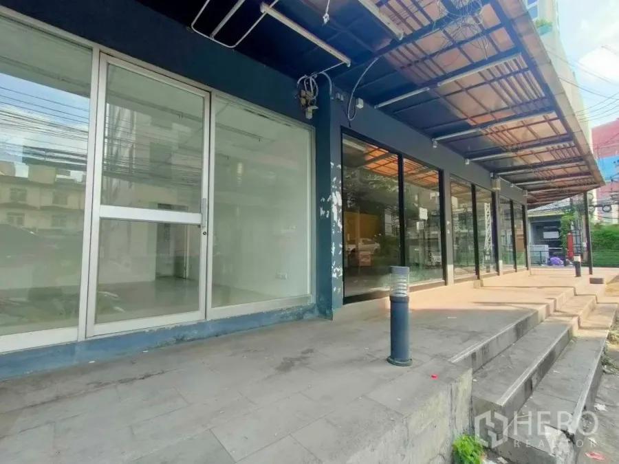 Retail Space for rent in Khlong Toei, Bangkok - Street-front retail unit with wide steps, a covered awning, and full-height glass facade.