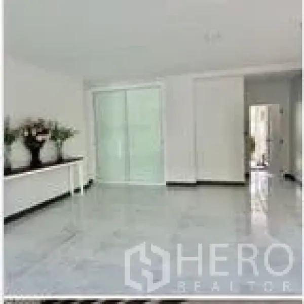Home Office for rent in Wang Thonglang, Bangkok - Spacious open room with glossy tiles and sliding glass door leading to inner area.