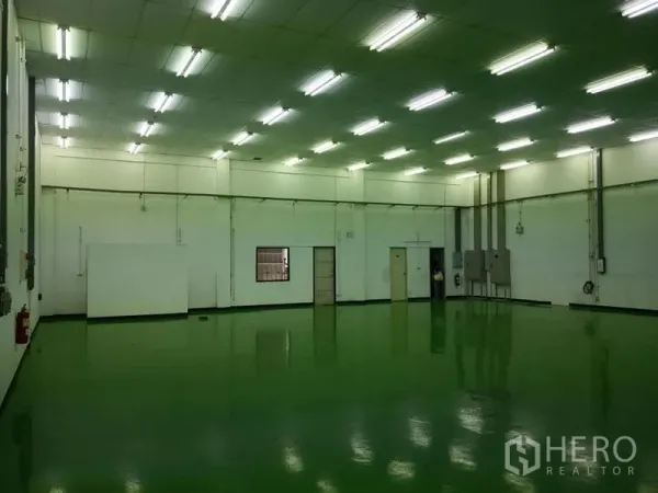 货栈 出租在Bang Phli, Samut Prakan - 600平米开放式仓储/生产大厅，环氧地坪、白色墙面与多处出入口。