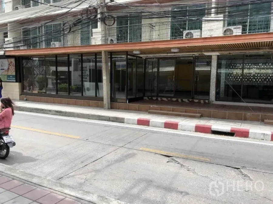 พื้นที่ขายปลีก ให้เช่าในKhlong Toei, Bangkok - หน้าร้านติดถนนย่านนานาพร้อมผนังกระจกสูงเต็มบานและทางเดินมีหลังคา