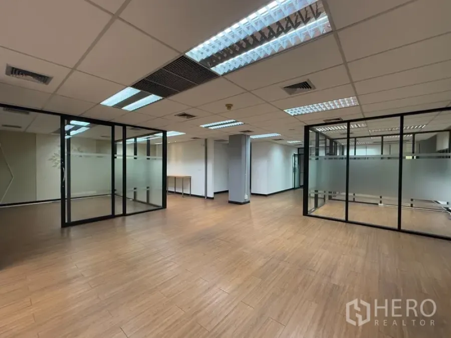 Office Space for rent - Open-plan office in Chatuchak with wood-look flooring, drop ceiling and glass partitions.