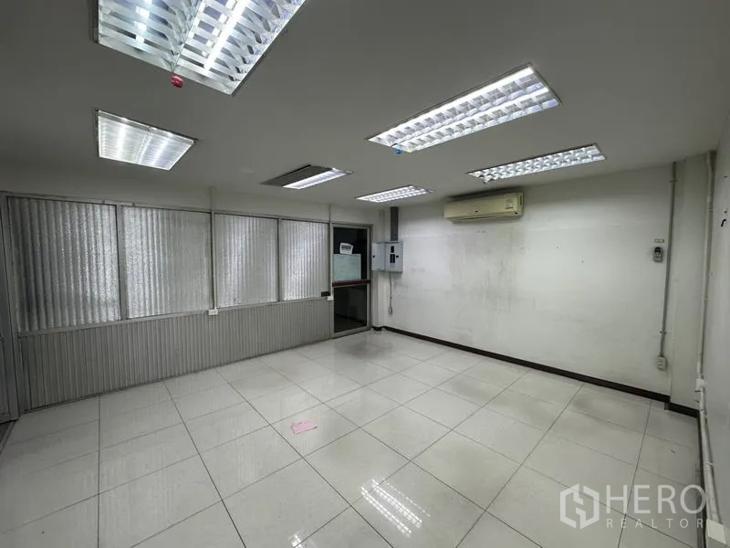 工厂 出售在Khlong Luang, Pathum Thani - 办公室内景，瓷砖地面、荧光灯与空调机。