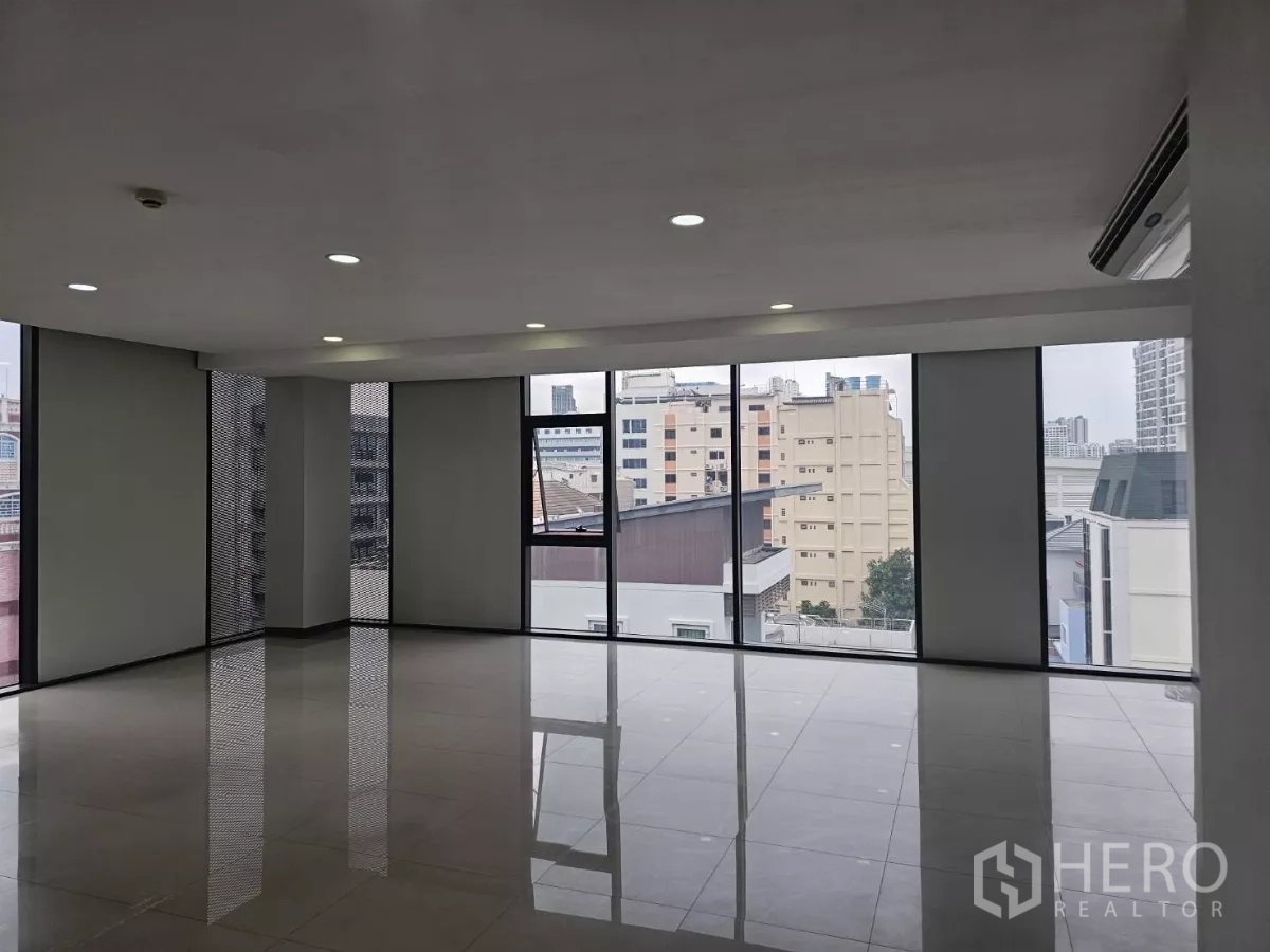 办公空间 出租在Sathon, Bangkok - 宽敞办公区域，超大窗户可观城市景观，地面为反光瓷砖。