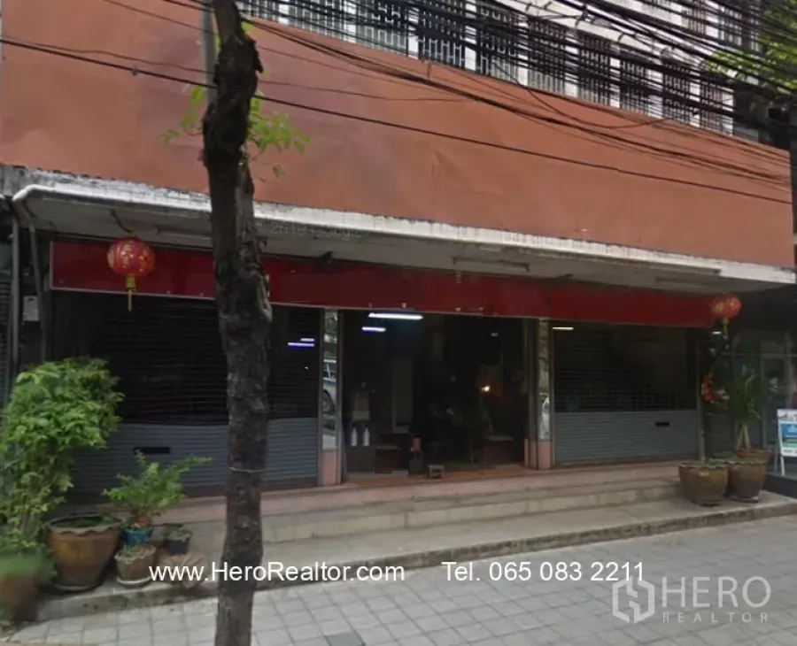 Retail Space for rent in Phra Khanong, Bangkok - Street-front retail shop in Phra Khanong with wide glass frontage, rolling shutters, covered awning and steps from the sidewalk near BTS Punnawithi.