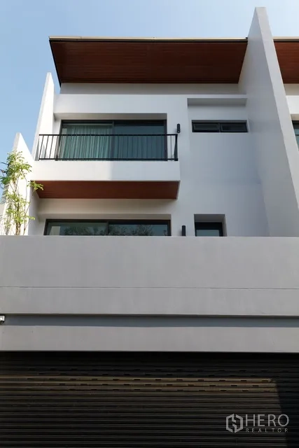 ทาวน์เฮาส์ ให้เช่าในWatthana, Bangkok - มุมมองด้านหน้าทาวน์เฮ้าส์ แสดงระเบียงและเส้นสายโมเดิร์น