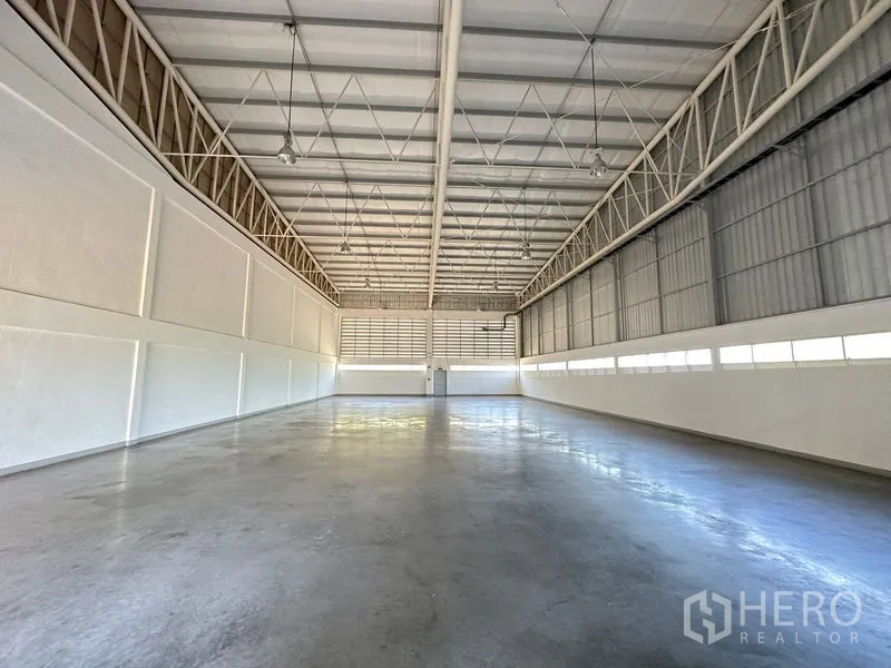Factory for rent in Bang Bo, Samut Prakan - Spacious production hall with high steel truss roof and polished concrete floor.