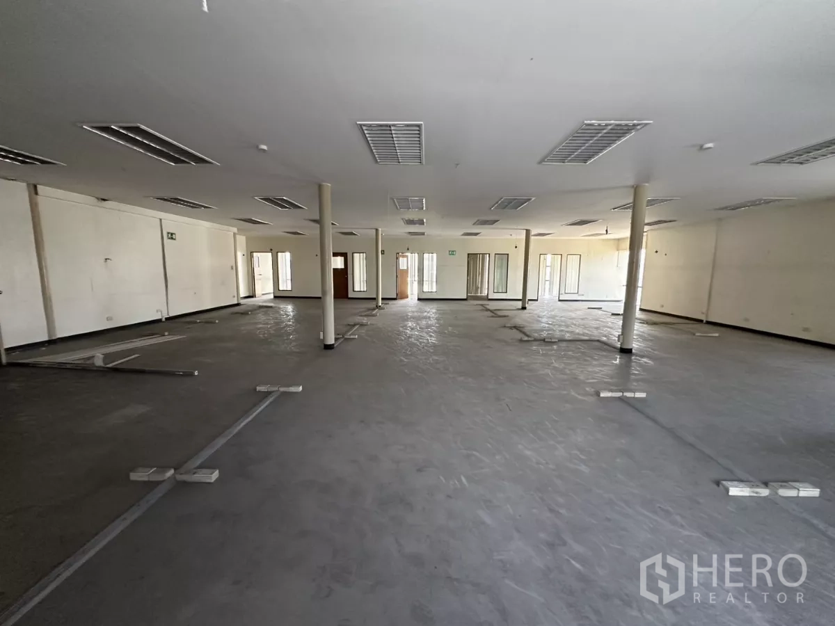 Warehouse for rent in Suan Luang, Bangkok - Open-plan office area with floor cable channels and several doors to meeting rooms.