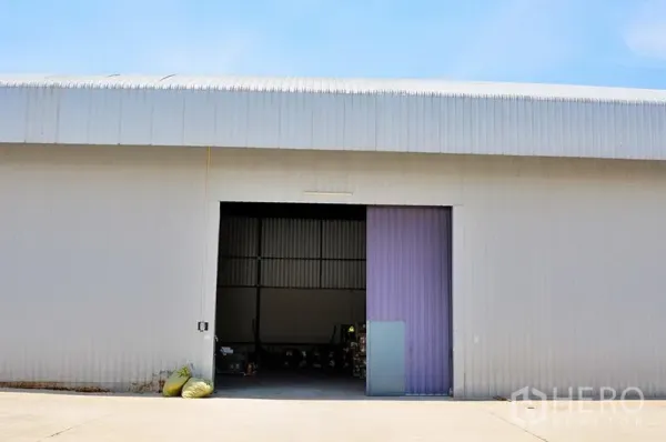 Warehouse for rent in Lat Krabang, Bangkok - Front of metal warehouse with large sliding door and concrete loading apron in Lat Krabang