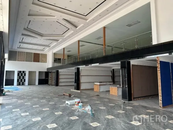 货栈 出租在Lam Luk Ka, Pathum Thani - 宽敞展厅，带夹层、展示墙与大面积开放空间。