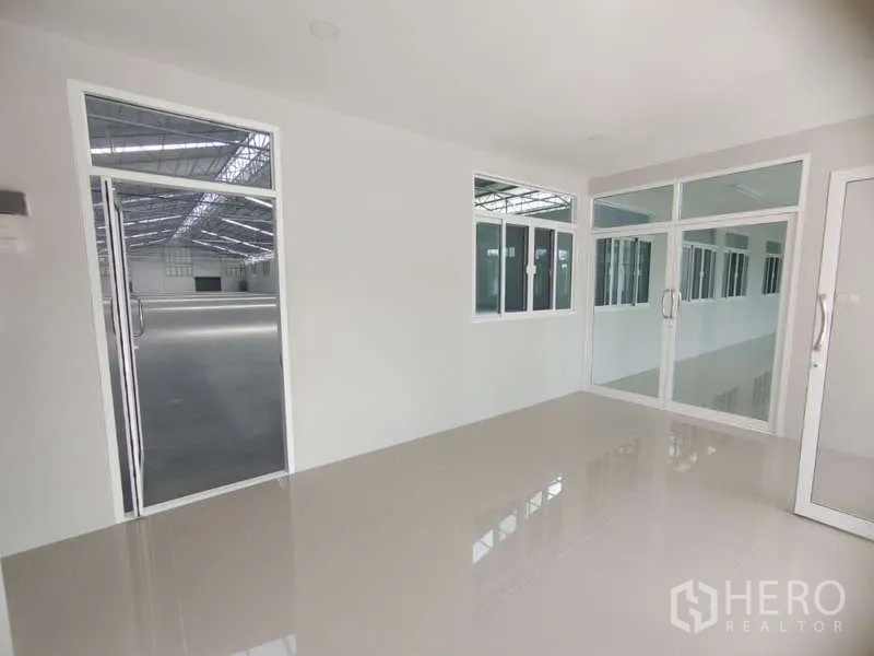 Warehouse for rent in Bang Pakong, Chachoengsao - Office room with glass partitions connecting to the large warehouse hall.