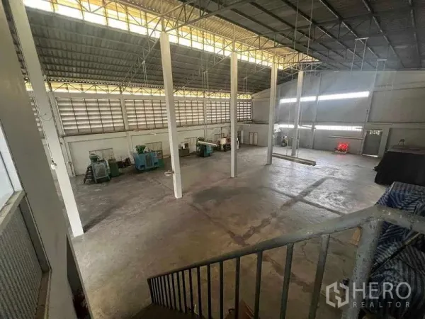 货栈 出租在Lam Luk Ka, Pathum Thani - 高层净空仓库，钢柱与百叶通风窗，墙边摆放设备