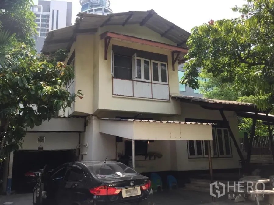 บ้าน ให้เช่าในKhlong Toei, Bangkok - ด้านหน้าบ้านเดี่ยวสองชั้นพร้อมทางรถและโรงจอดรถใต้ร่มไม้ ในคลองเตย กรุงเทพฯ