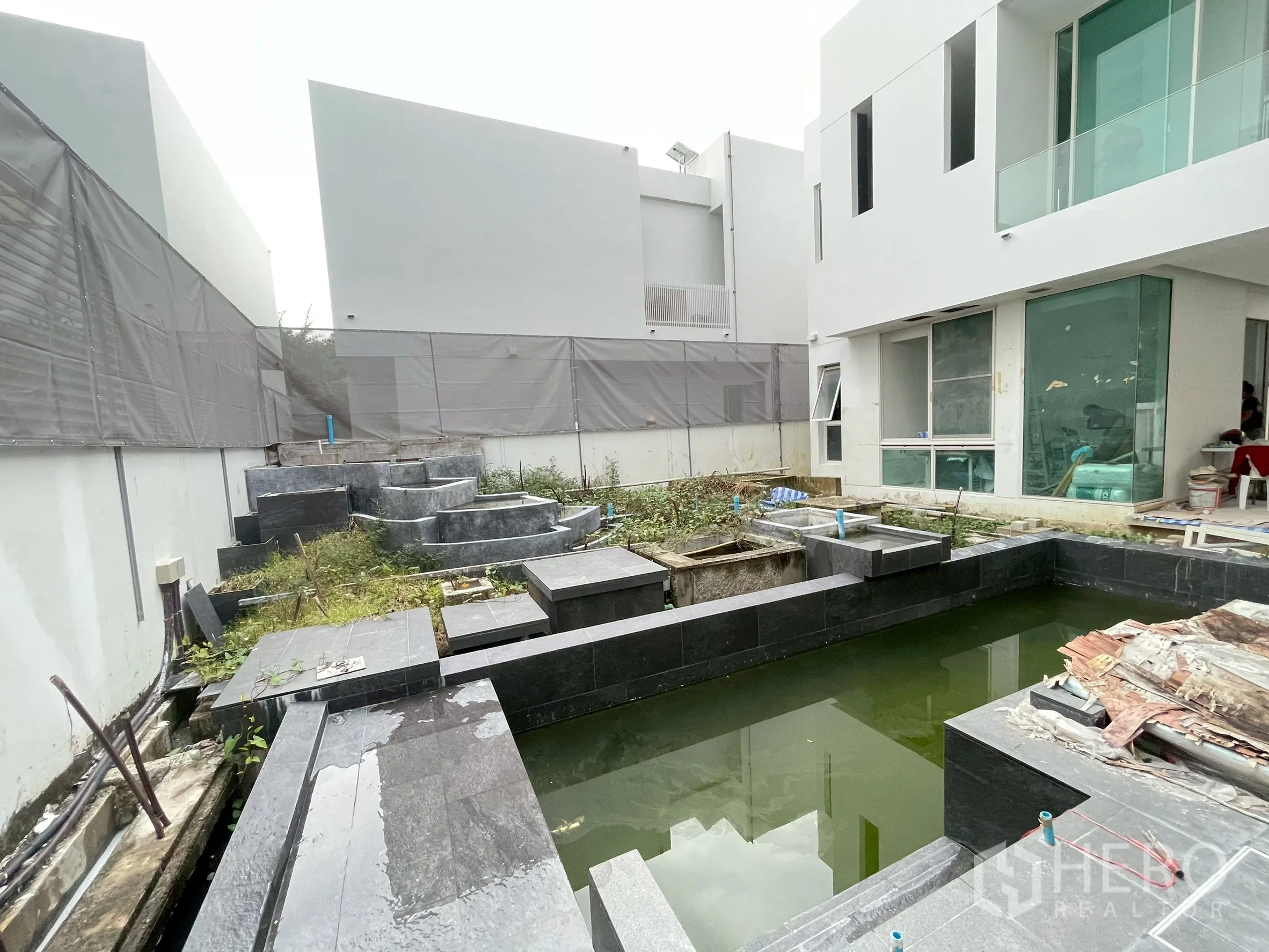 Detached House for sale in Bang Phli, Samut Prakan - Courtyard showing stepped water feature and glass-walled house.