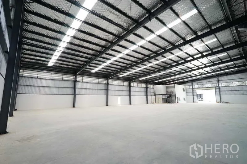 Factory for rent in Chon Buri - Clear-span warehouse hall with bright natural light and internal office block.