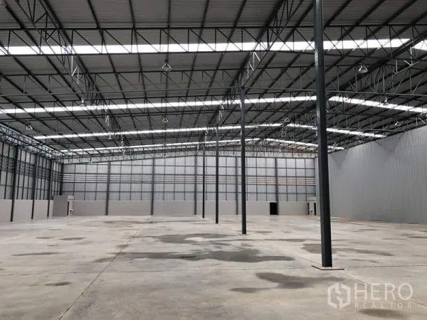 Warehouse for rent in Lat Krabang, Bangkok - Open 900 sqm warehouse bay with tall columns and ample concrete floor for storage.