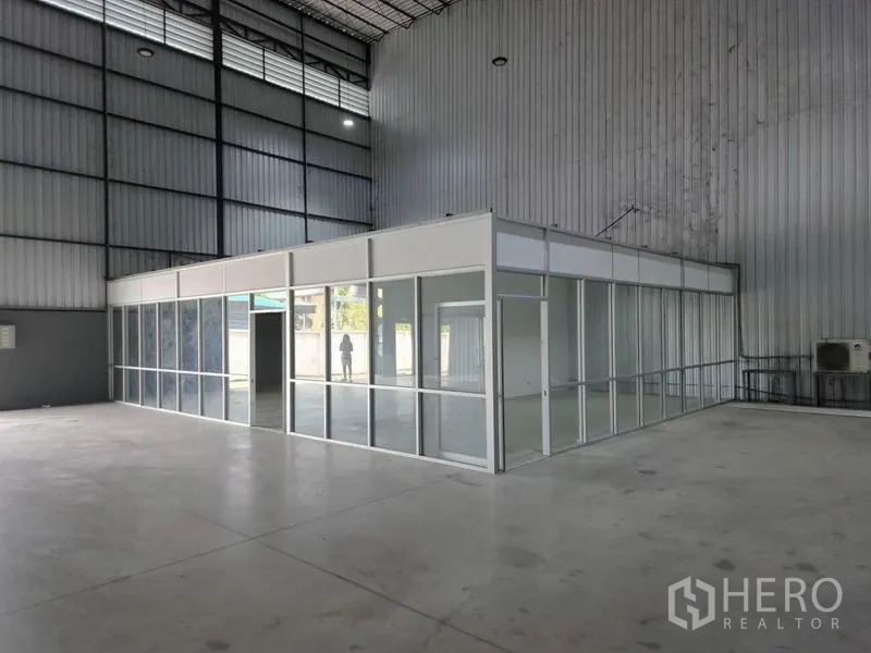 货栈 出租在Khlong Sam Wa, Bangkok - 仓库内的模块化玻璃办公室，位于平整混凝土板上。