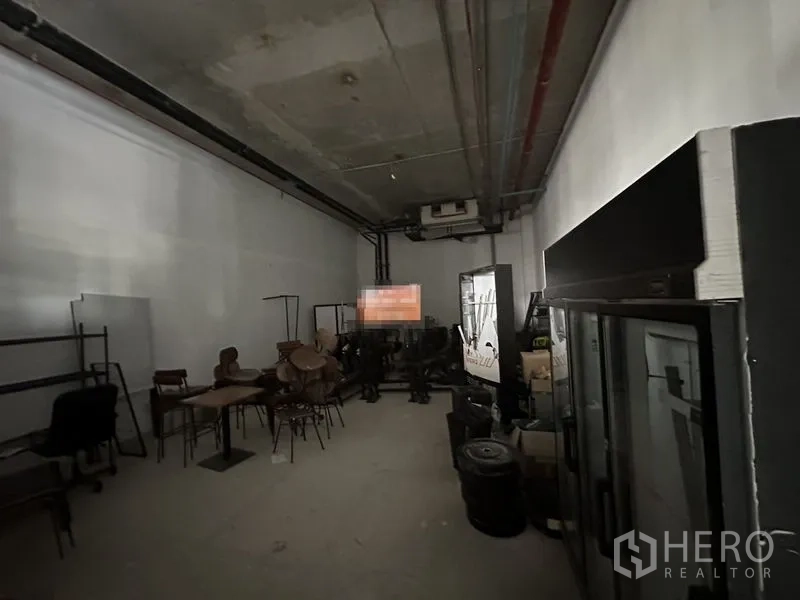 Retail Space for rent in Khlong Toei, Bangkok - Unfitted retail unit with high ceiling, exposed ducting and stacked fixtures, ready for custom fit-out.