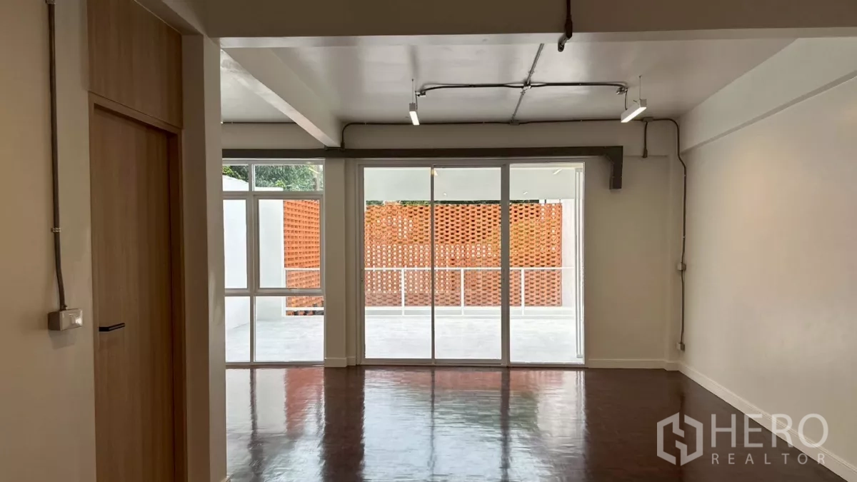 带办公室的家 出租在Watthana, Bangkok - 二层房间连通大露台，设有红陶镂空隐私屏。