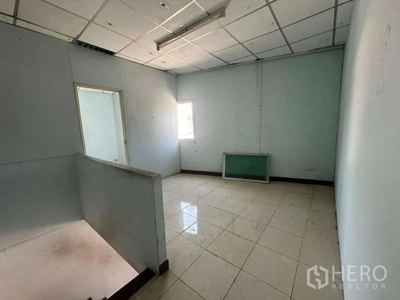 货栈 出租在Suan Luang, Bangkok - 楼上办公室，瓷砖地面与窗户采光，吊顶简洁。