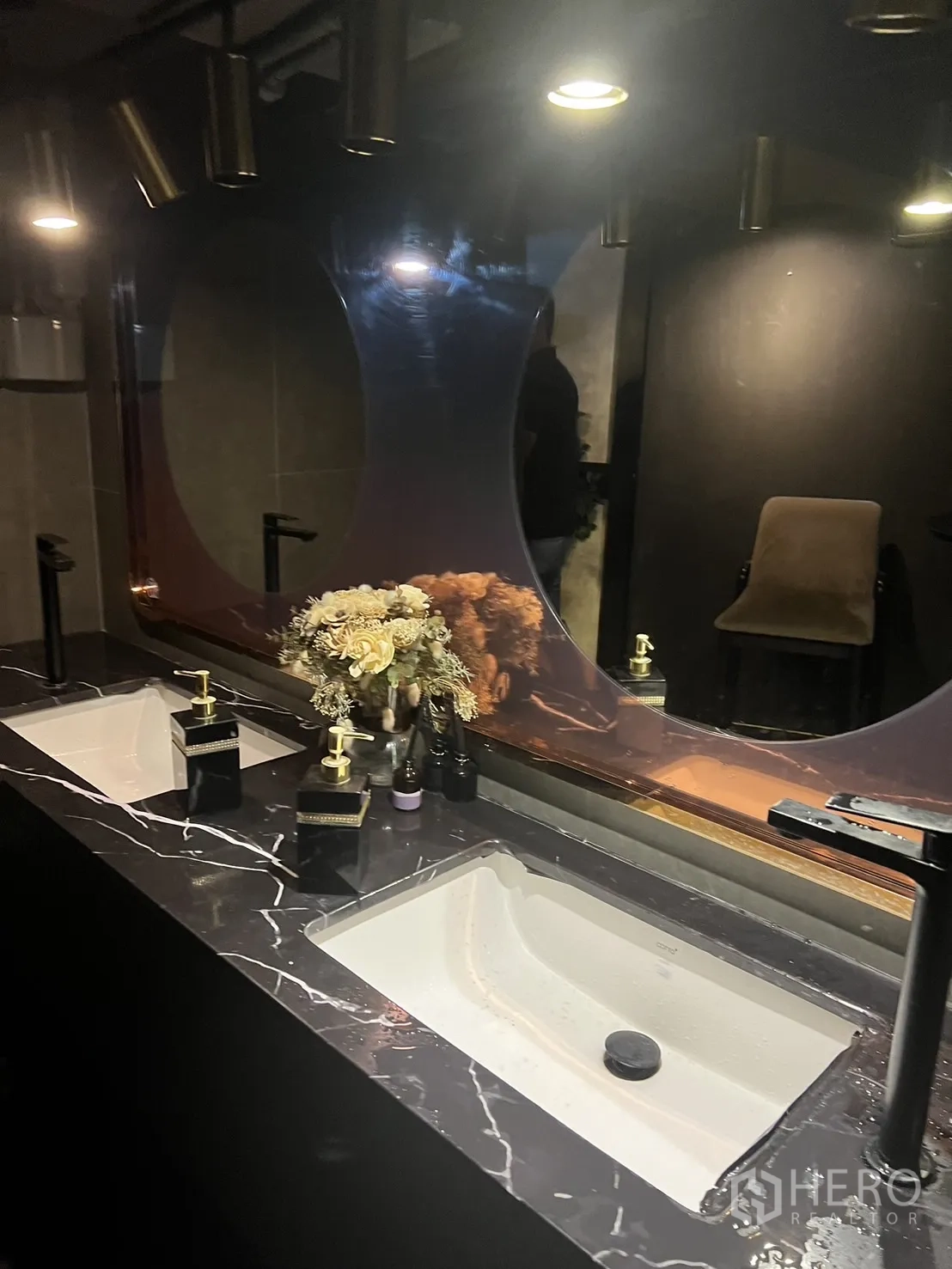店屋 出租在Watthana, Bangkok - 双台盆洗手台，深色大理石台面与造型镜